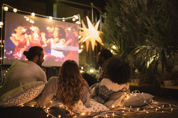 自宅が映画館に! ホームシアターを安くスマートに始めよう