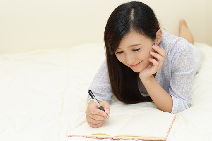 嬉しい効果あり♪ 日々の思い出を紙やスマホで書き留めよう