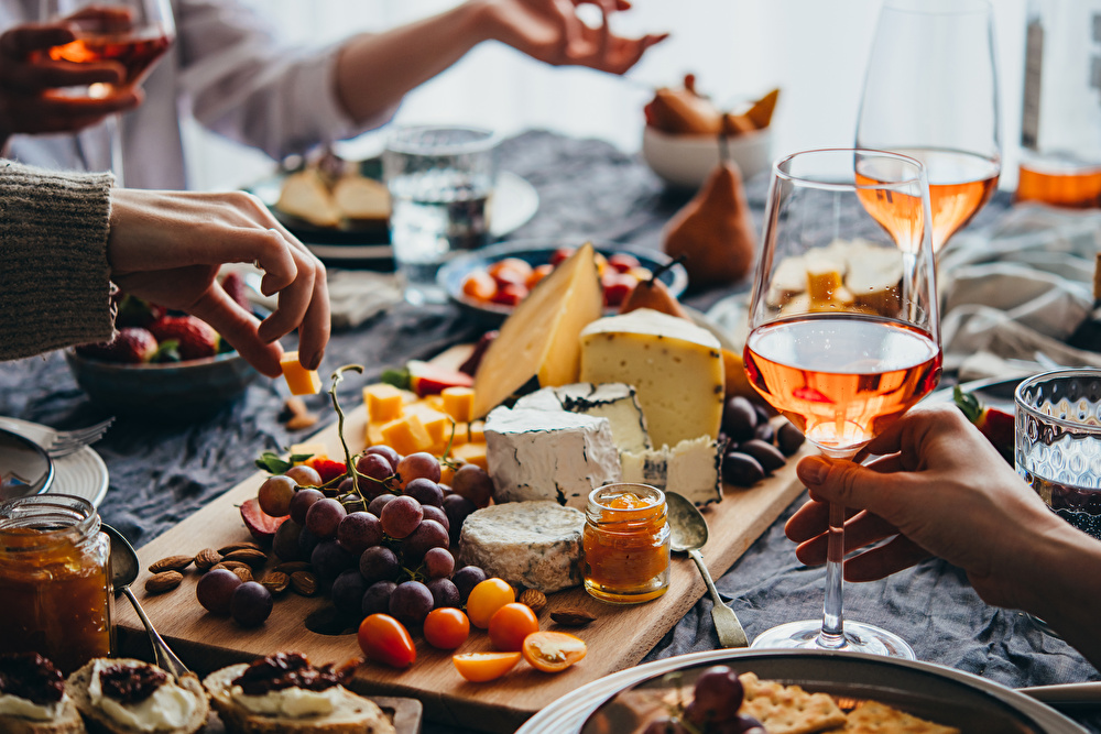 お酒のお供にチーズはいかが? 奥深い魅力と楽しみ方