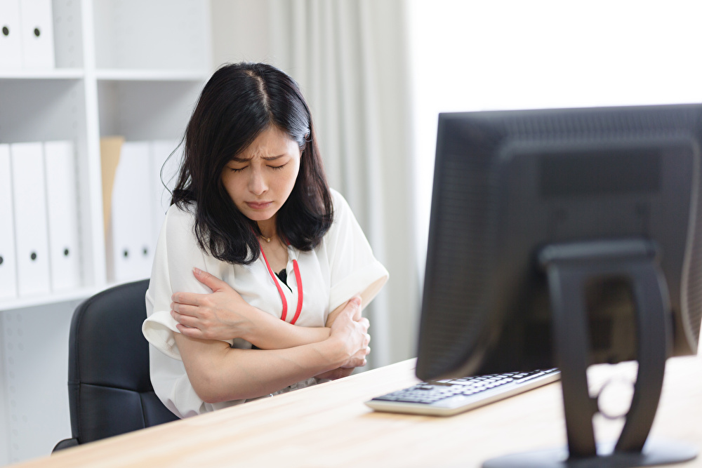 効きすぎた冷房は不調の原因に。 会社でできる冷え対策