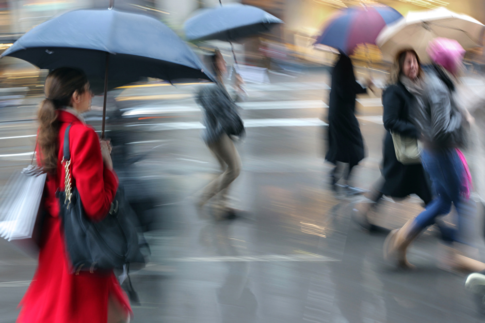 雨の日が楽しくなる！ 快適でおしゃれな通勤コーディネート