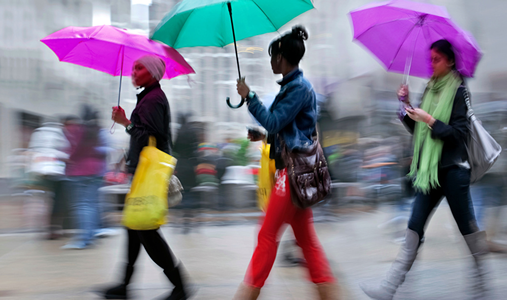 雨の日が楽しくなる！ 快適でおしゃれな通勤コーディネート