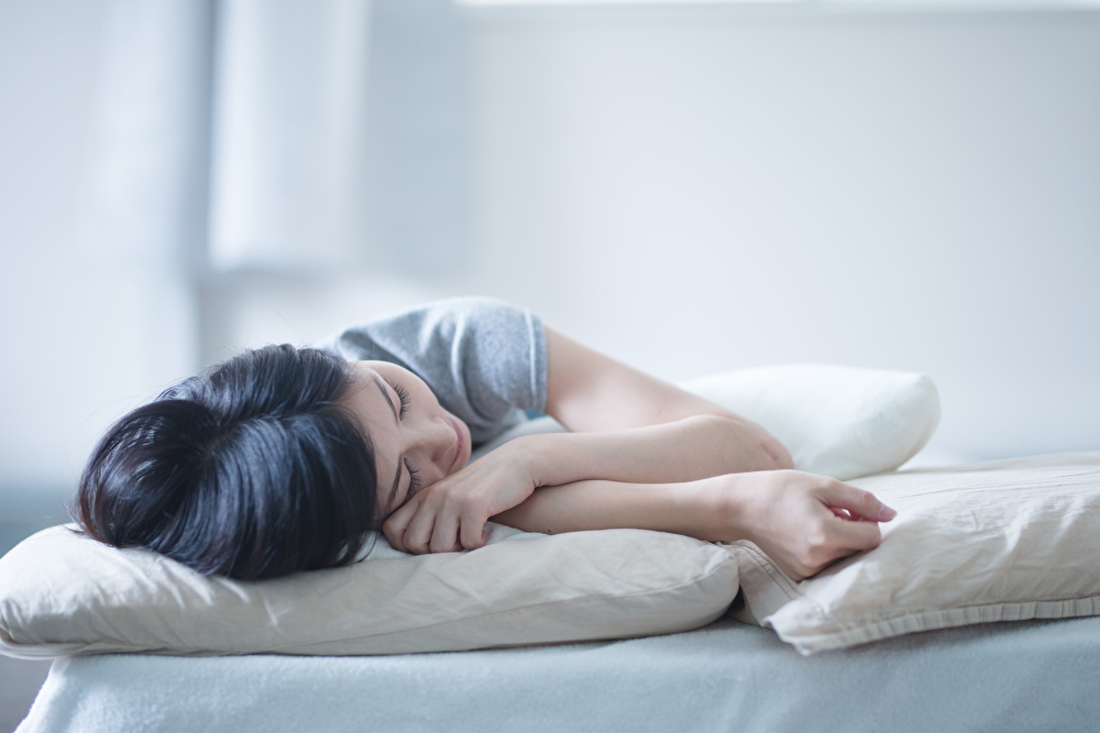 掛け布団で夏の睡眠の質が上がる！ 掛け布団の種類と選び方も