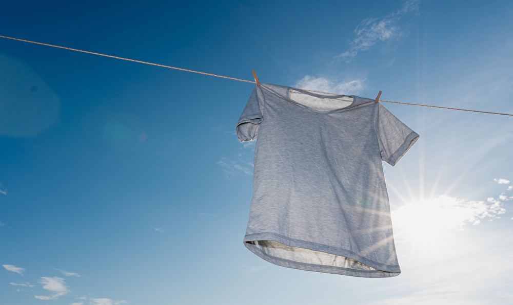 夏を快適に過ごす!効果的な汗ジミ対策とTシャツ選びのコツ