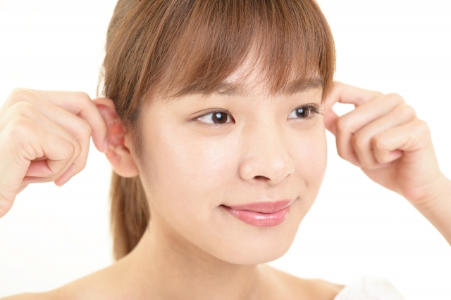 仕事の合間でもできる!耳マッサージの効果とやり方