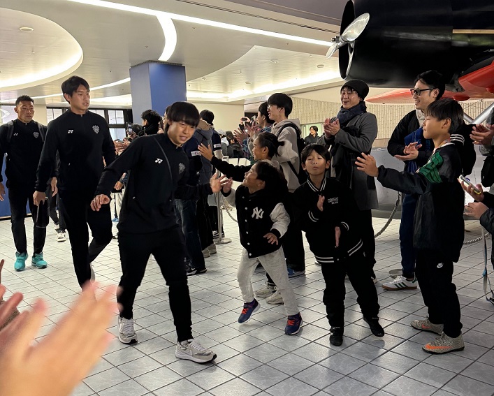 選手のお出迎え！選手が目の前を通るのでバックステージツアーで一番盛り上がっていました！