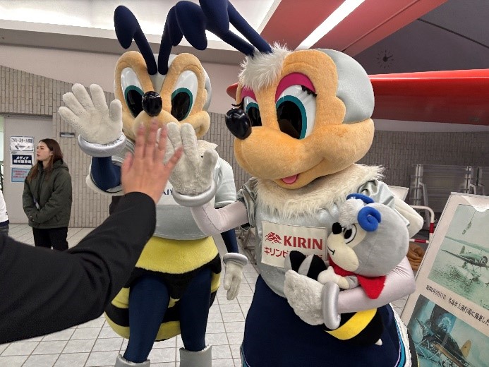 バックステージツアー終了！最後はアビーくんとビビーちゃんとハイタッチ👏