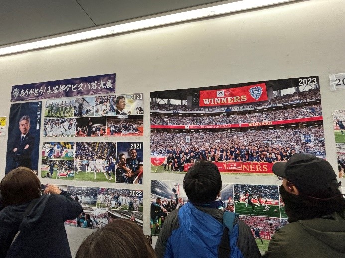 会場内通路には「ありがとう！長谷部アビスパ写真展」５年間を一緒に振り返りました