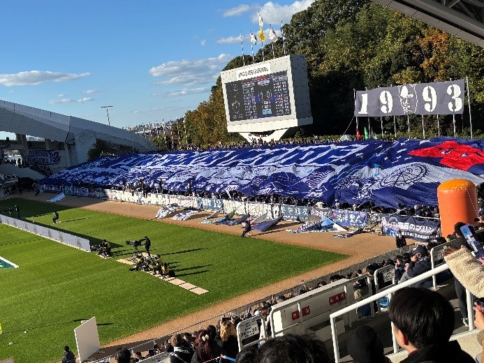 ハーフタイムにビッグフラッグで選手と最後の長谷部監督を応援！