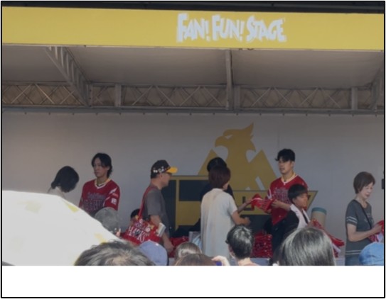 試合前には選手からユニフォームを手渡しで貰える鷹祭恒例イベントが行われていました