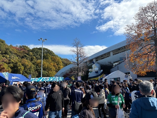 最終戦ということもあり、サポーターの皆さんで賑わっています