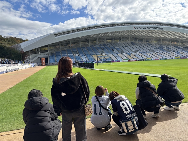 ピッチ近くまで来ました！皆さん興味津々です