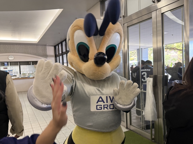 大満足のバックステージツアー！最後はアビーくんとハイタッチ👏