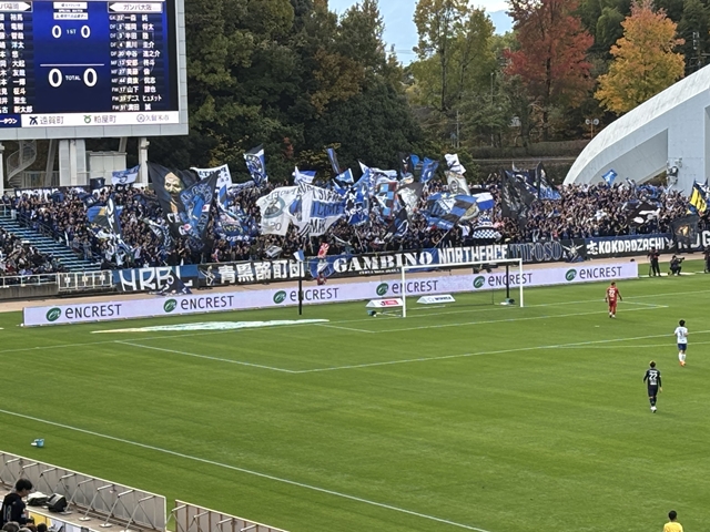 ゴール裏にエンクレストのロゴを発見！