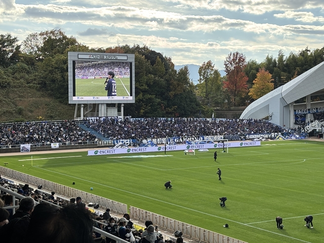最終戦のスペシャルゲスト！シンガーソングライターTani Yuukiさんがピッチで歌唱パフォーマンス