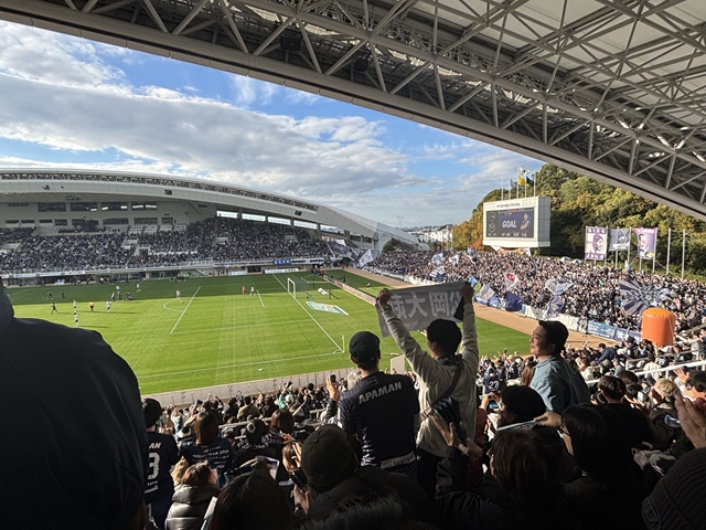 松岡選手が先制点を決めました！会場は大盛り上がり