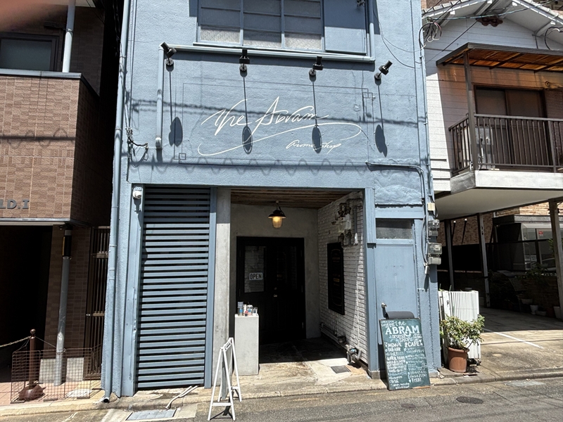 会場は、外観がくすみブルーでオシャレな「The Abram Aroma Shop」です