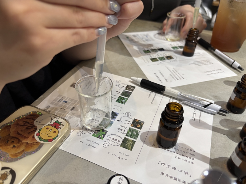 一滴ずつ量を間違えないようにビーカーに入れていきます