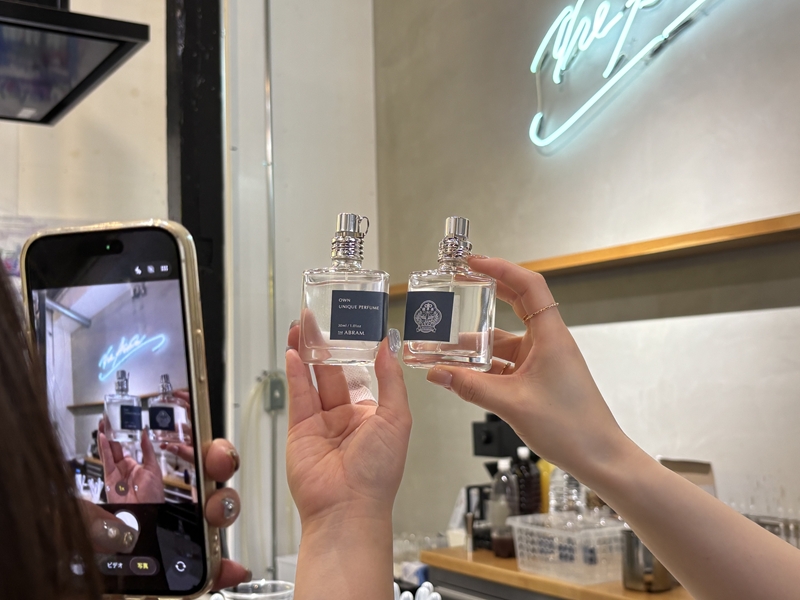 オシャレな店内で完成した自分だけの香水を撮影📷