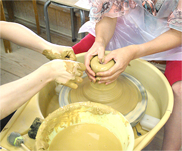 次はロクロを使ったお茶碗やお湯飲みづくり。まずは中央付近に親指で穴を開けていきます。 これが意外と力がいるんです。