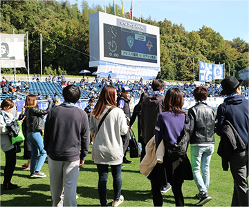 試合前のピッチへ移動。初めて立つピッチは興奮します。