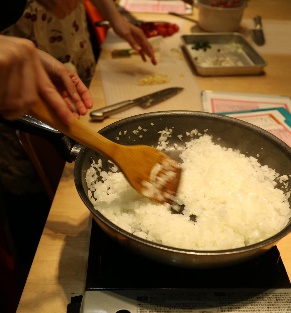 まずはおにぎらず作り。玉ねぎをみじん切りにして炒めていきます。