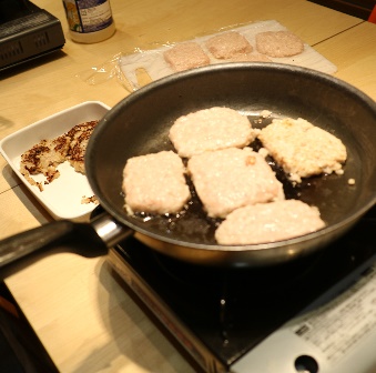 四角に整形して焼き色がつくまで焼いていきます。