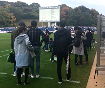 試合前のピッチへ移動。 少しだけ雨が降っています。